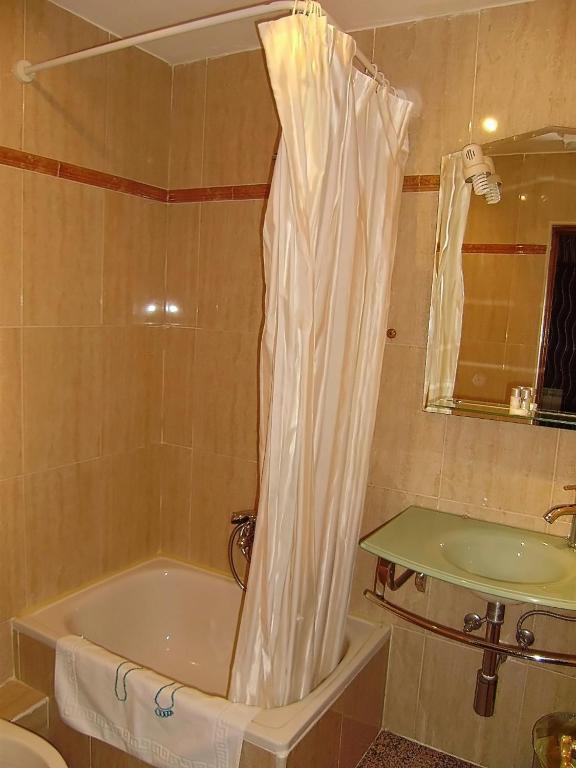 Hostal Miguel Angel Madrid Szoba fotó